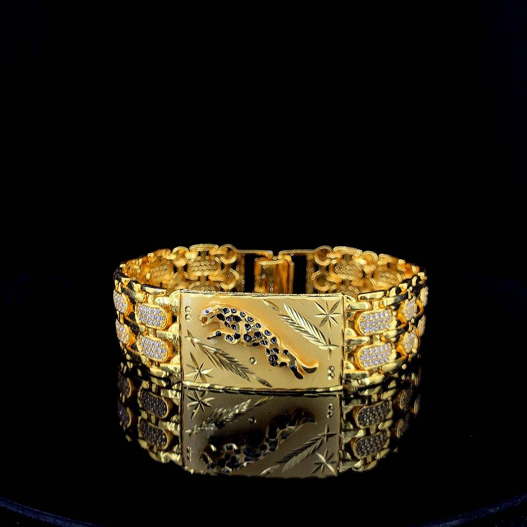 Majestic Lion Head Gold Plated Bracelet with Diamond-Studded Links – Royal Design