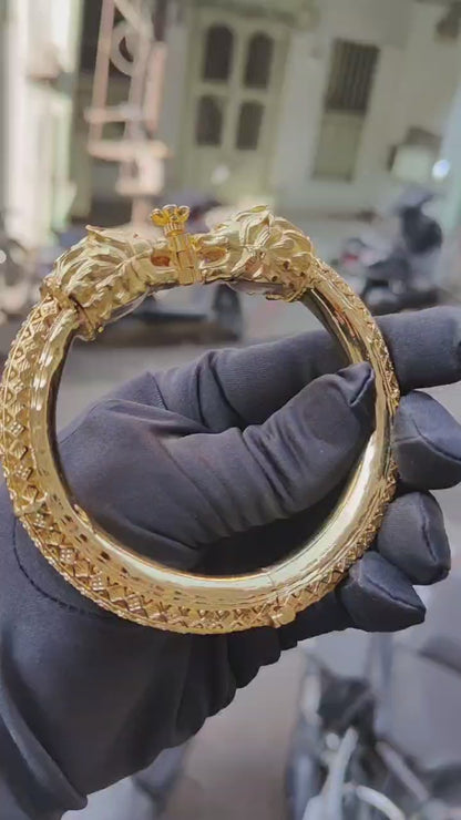 Twin Lion Head Gold Bracelet: A simple, direct title for retail or cataloging