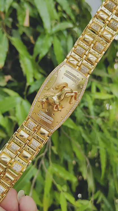 Gold Plated Bracelet with Embossed Horse Motif and Diamond-Patterned Links"