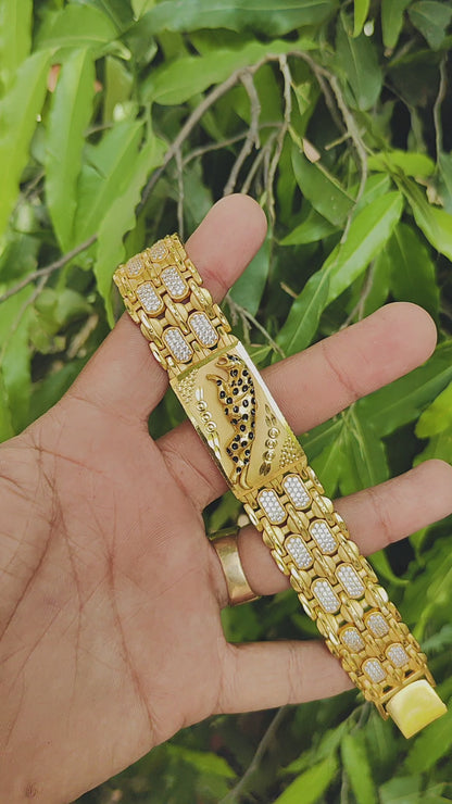 Majestic Lion Head Gold Plated Bracelet with Diamond-Studded Links – Royal Design