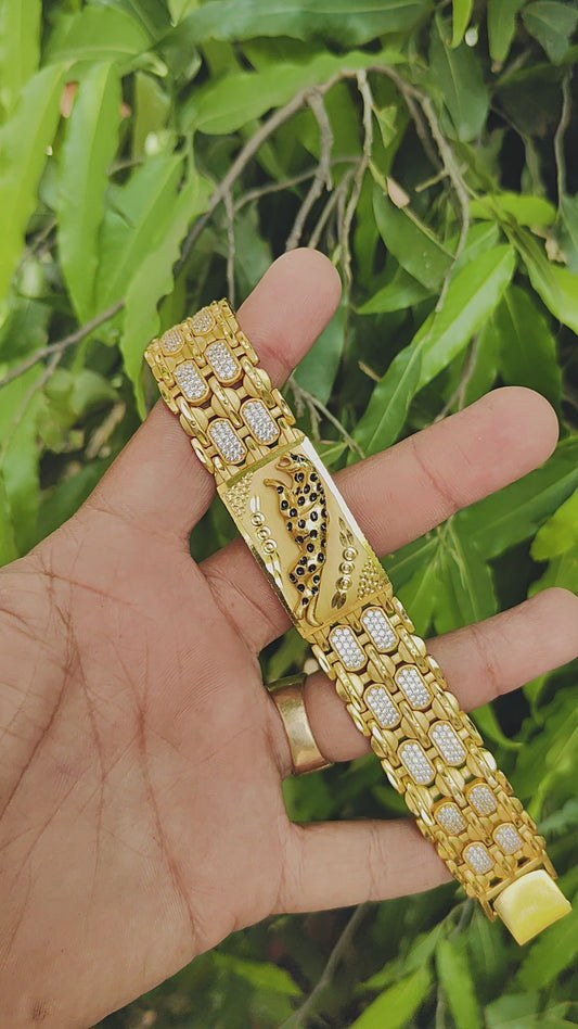 Majestic Lion Head Gold Plated Bracelet with Diamond-Studded Links – Royal Design