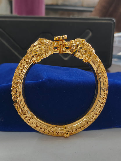 Twin Lion Head Gold Bracelet: A simple, direct title for retail or cataloging