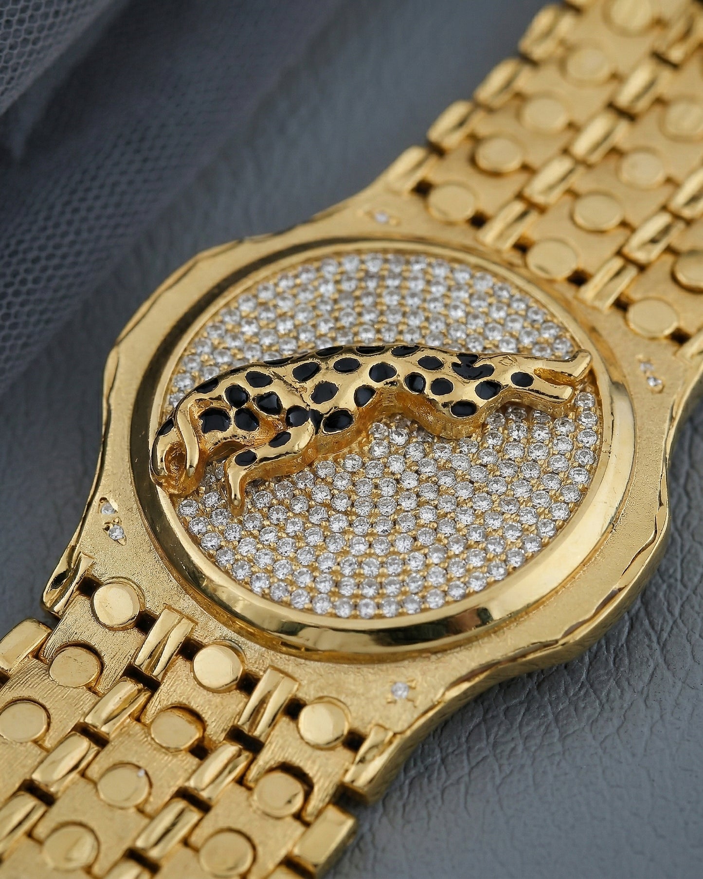 Gold Plated Bracelet with Diamond-Encrusted Cheetah Motif and Textured Link Design"